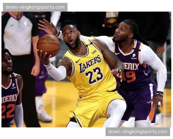 北京潘臻琦开场三分建立优势 詹姆斯前场篮板二次进攻